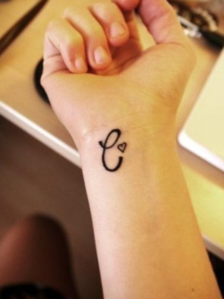 tatouage initiale sur le poignet