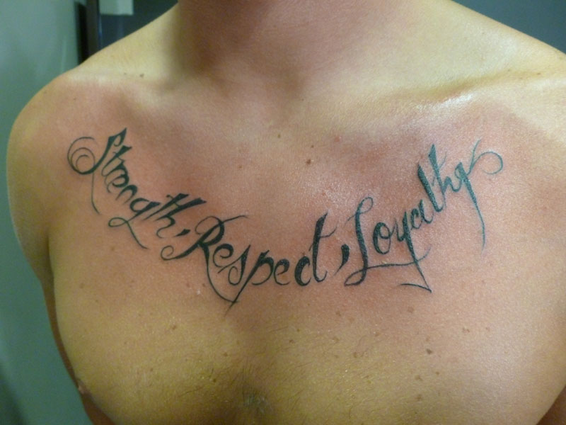 Tatouage initiale torse