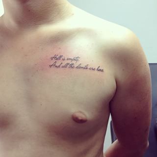 tatouage initiale torse