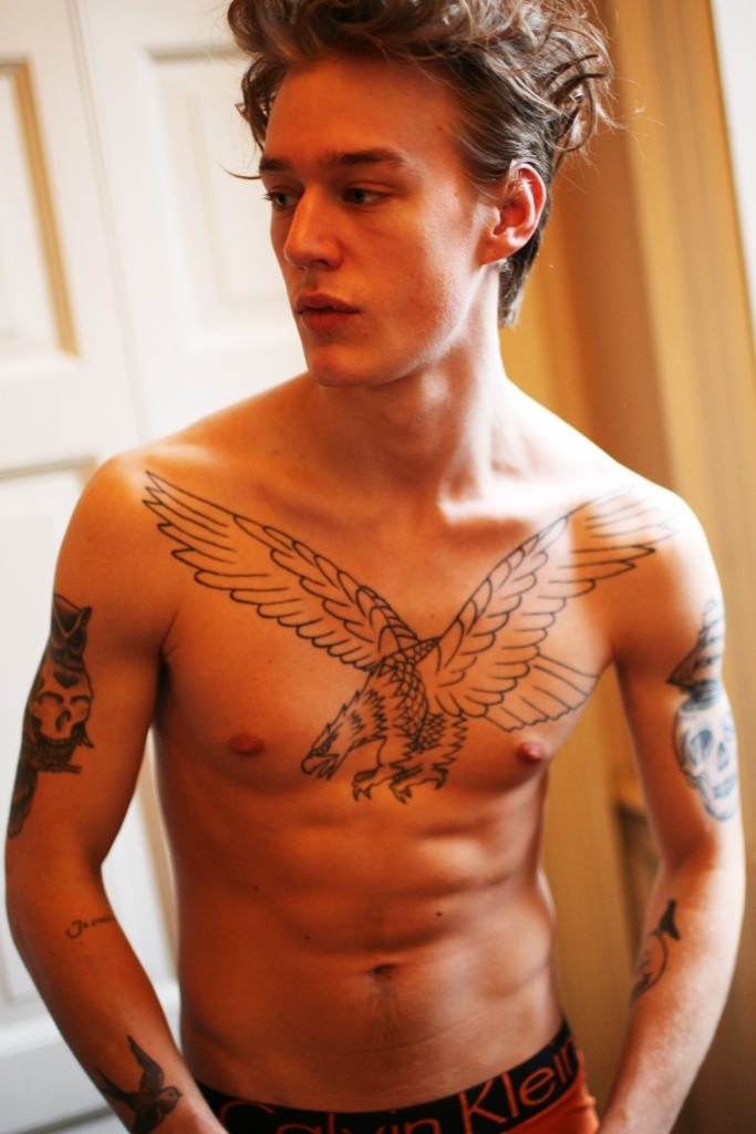 tatouage initiale torse