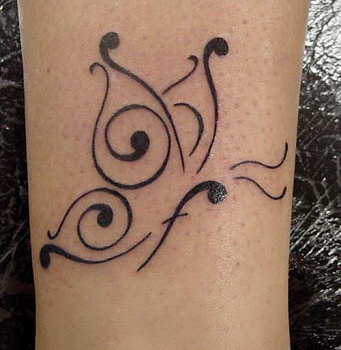 tatouage initiale tribal