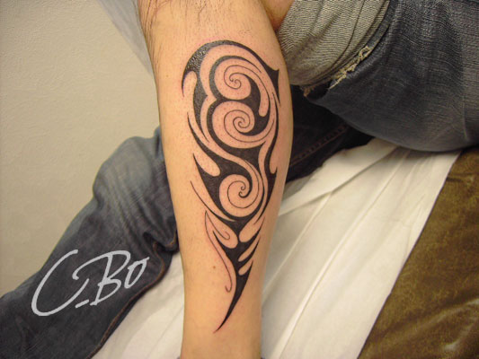 tatouage jambe homme tribal
