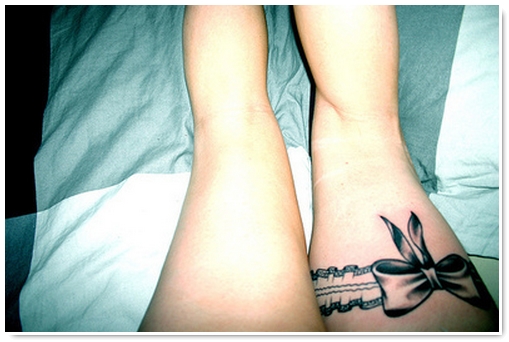 tatouage jarretière noeud cuisse