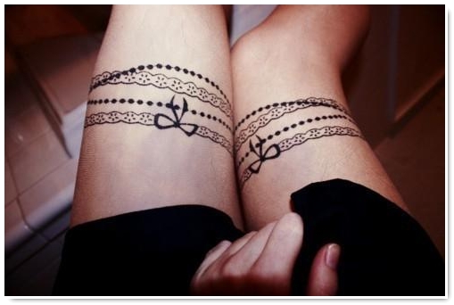 tatouage jarretière noeud cuisse