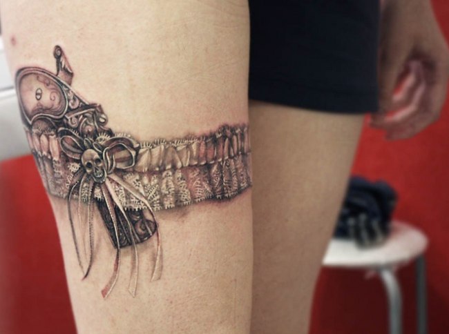 tatouage jarretière noeud cuisse