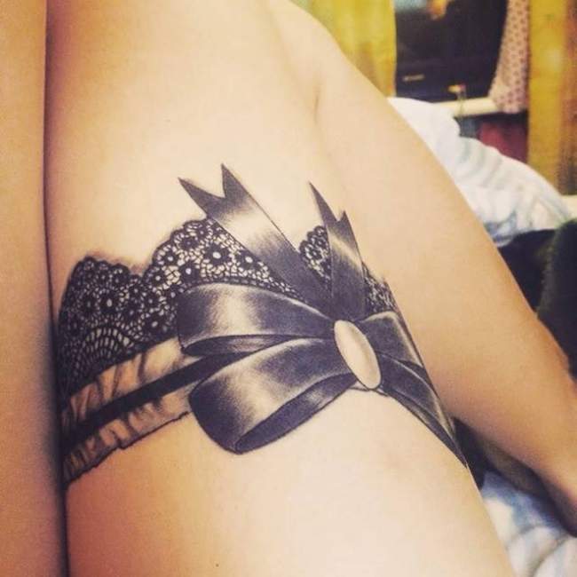 tatouage jarretière noeud cuisse