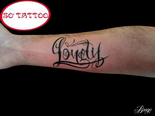 tatouage lettrage avant bras