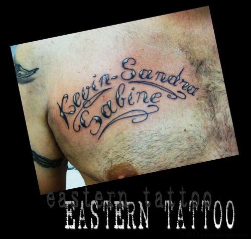 tatouage lettrage pectoraux
