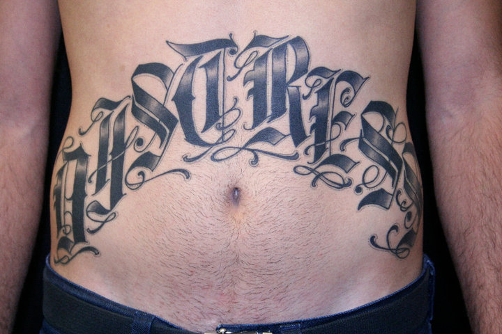 tatouage lettrage ventre