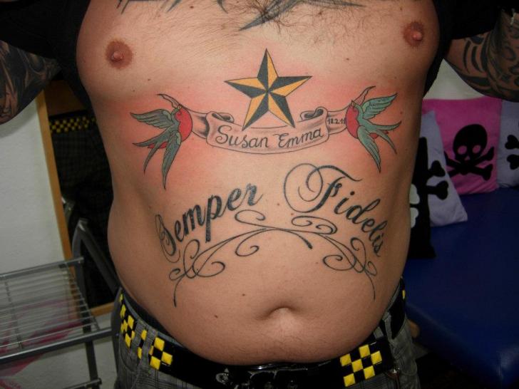 tatouage lettrage ventre