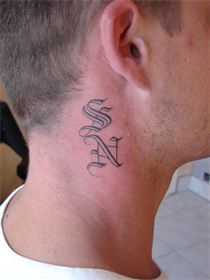 tatouage lettre gothique mollet