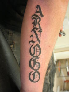 tatouage lettre gothique mollet