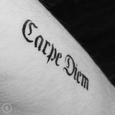 tatouage lettre gothique mollet