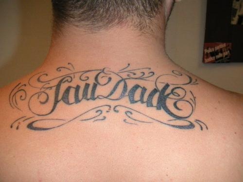 tatouage lettre gothique nuque