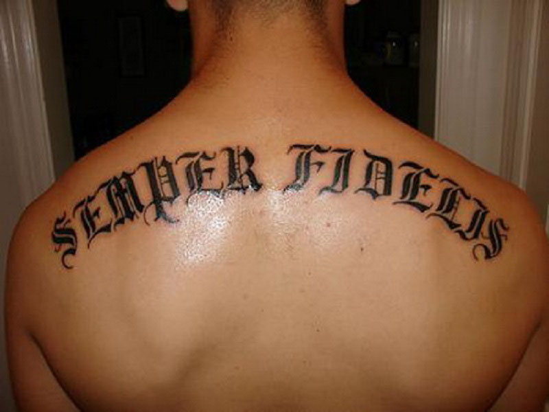 tatouage lettre gothique nuque