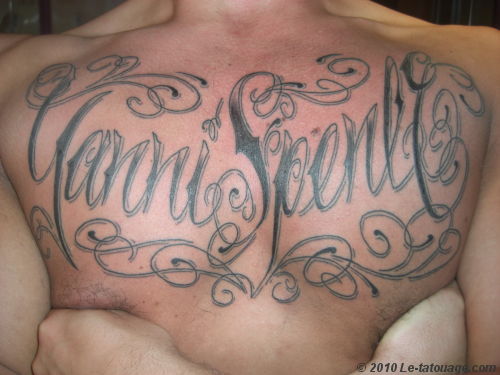 tatouage lettring pectoraux