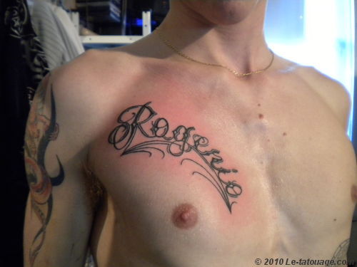 tatouage lettring pectoraux