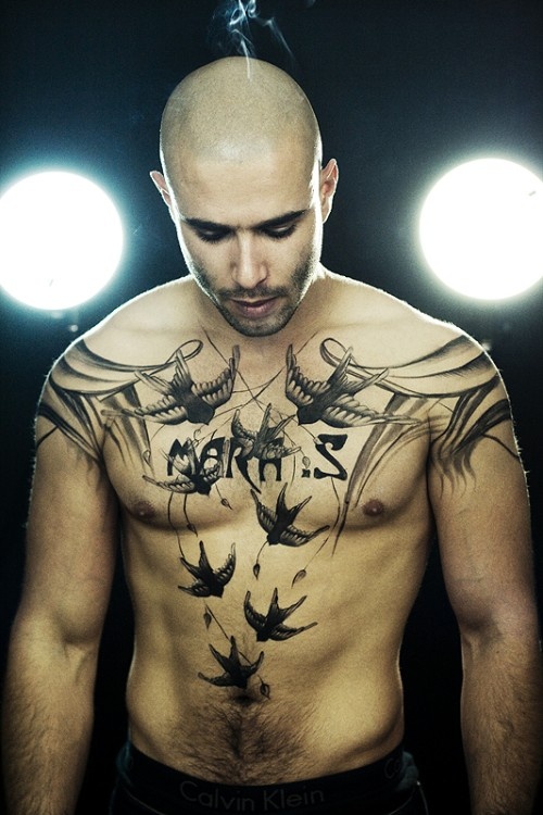 tatouage lettring pectoraux