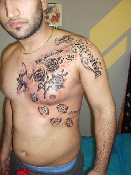 tatouage lettring pectoraux