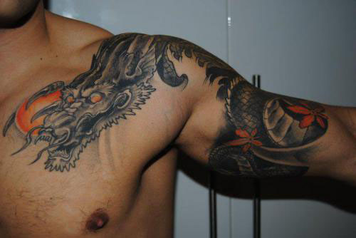 tatouage loup pectoraux