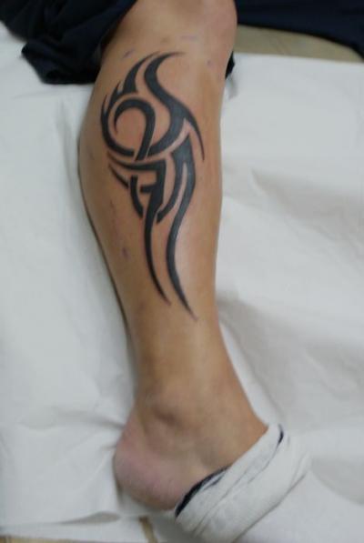 tatouage mollet homme tribal