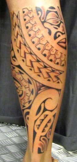 tatouage mollet polynésien