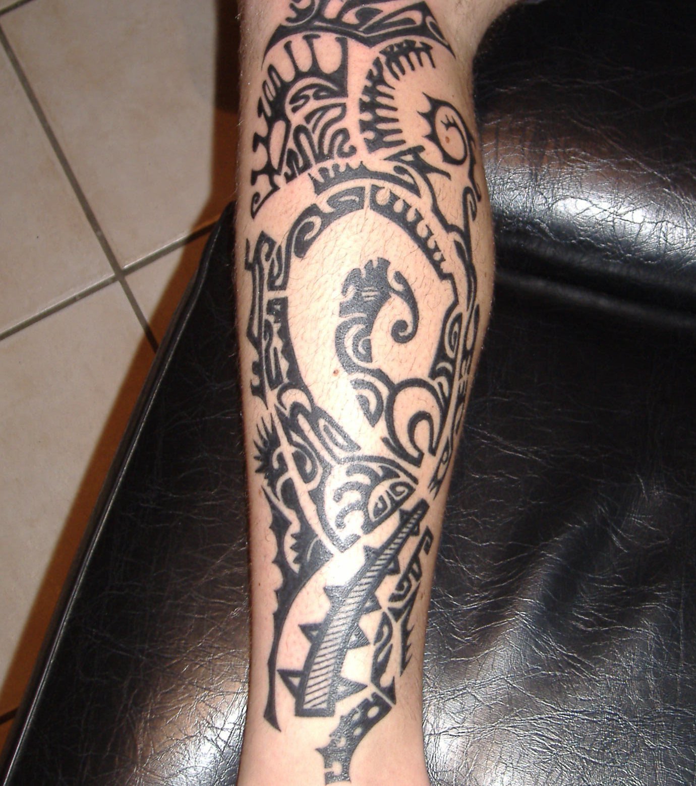 tatouage mollet polynésien