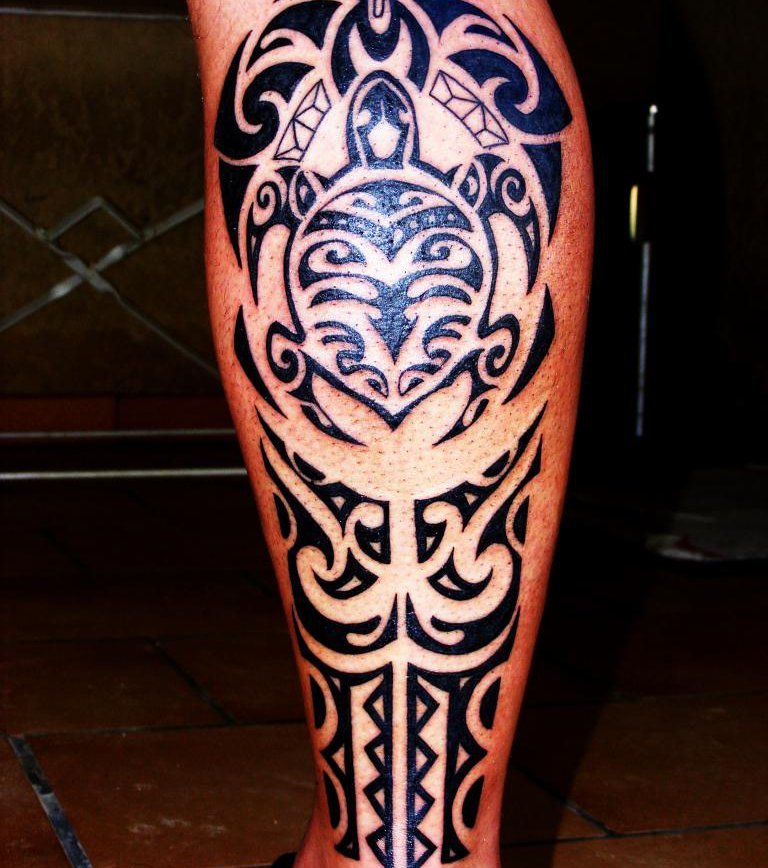 tatouage mollet tribal homme