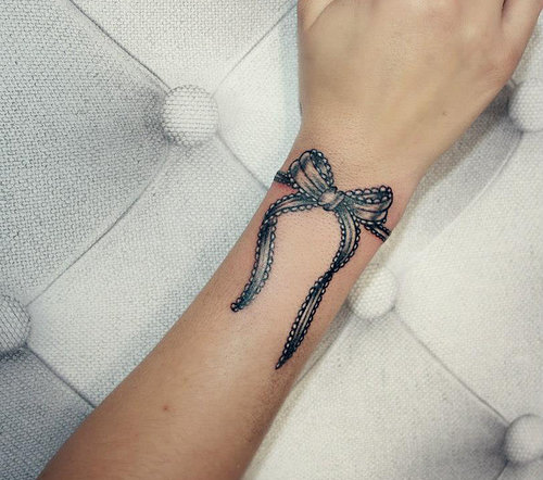 tatouage noeud au poignet