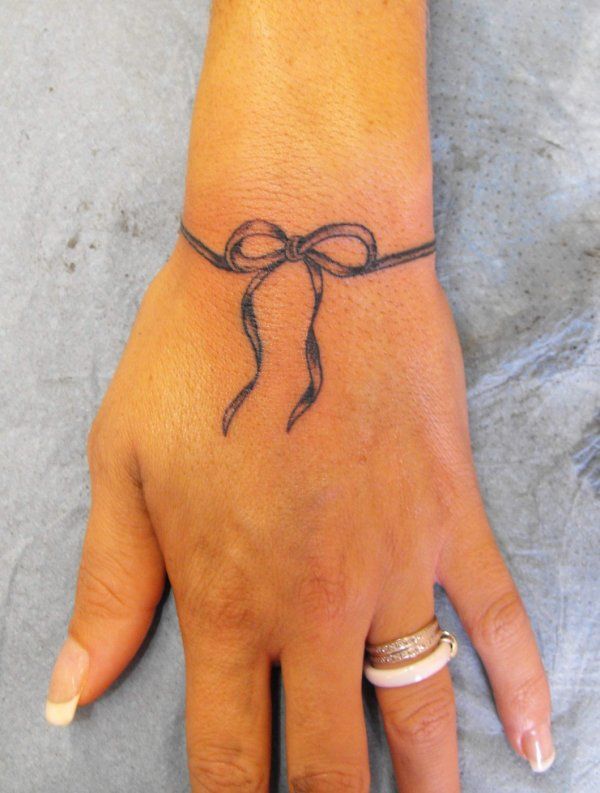 tatouage noeud au poignet