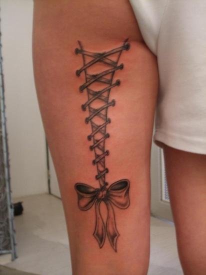 tatouage noeud avec corset