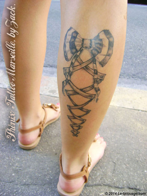 tatouage noeud avec corset