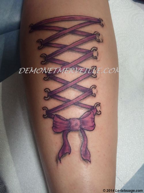 tatouage noeud avec corset