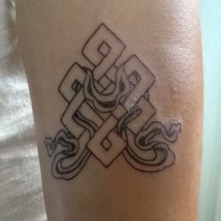 tatouage noeud bouddhiste