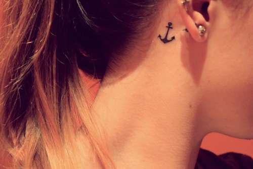 tatouage noeud derrière l'oreille