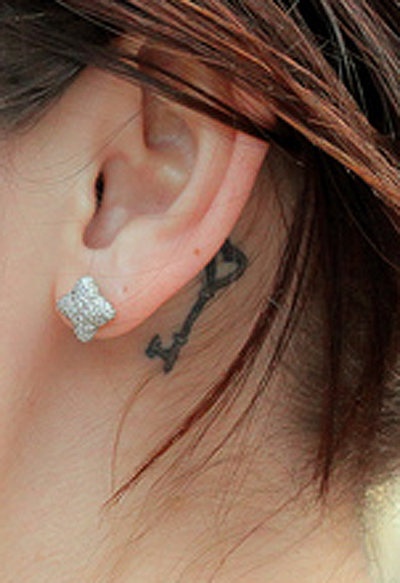 tatouage noeud derrière l'oreille