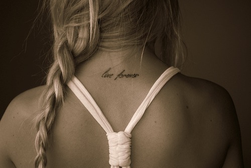 tatouage noeud derrière l'oreille