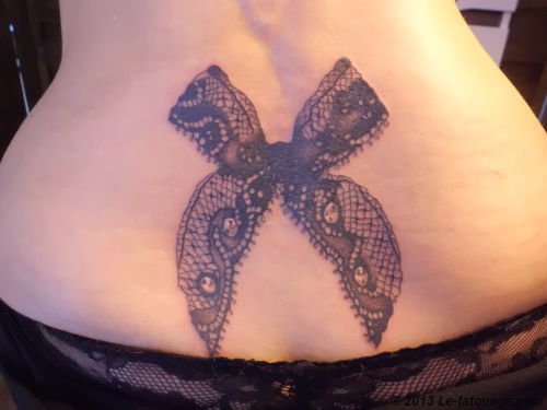 tatouage noeud en bas du dos