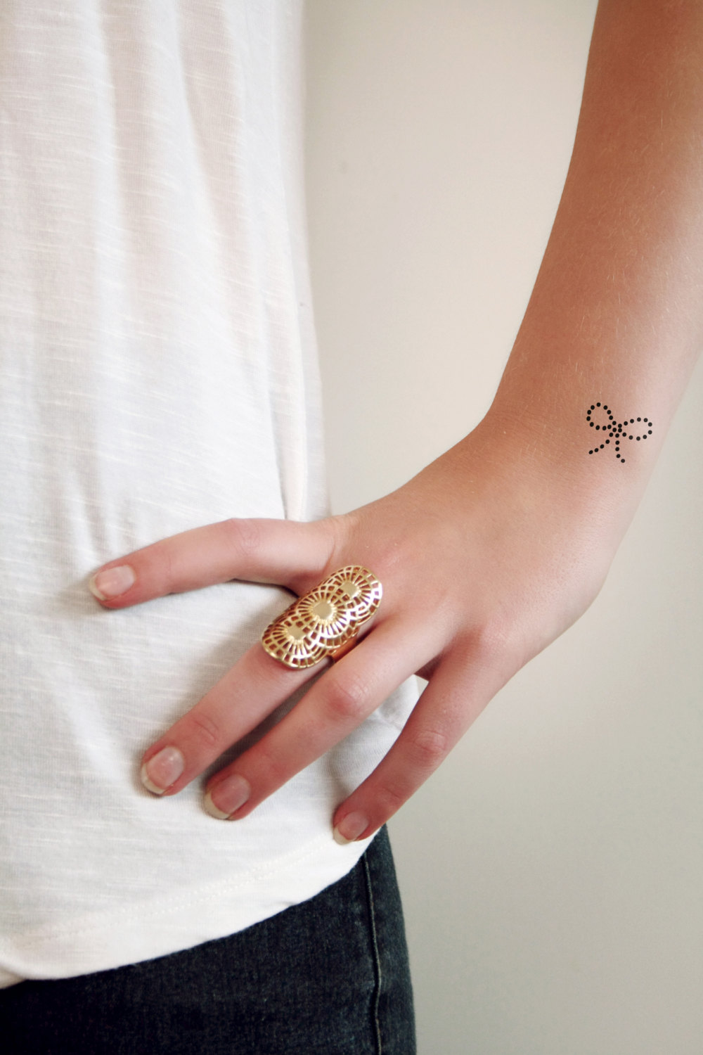 tatouage noeud en pointillé