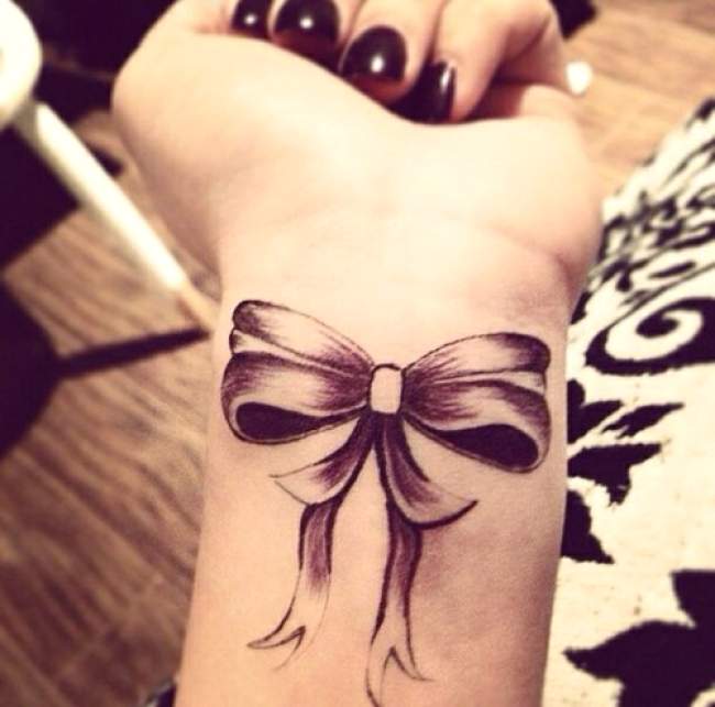 tatouage noeud femme
