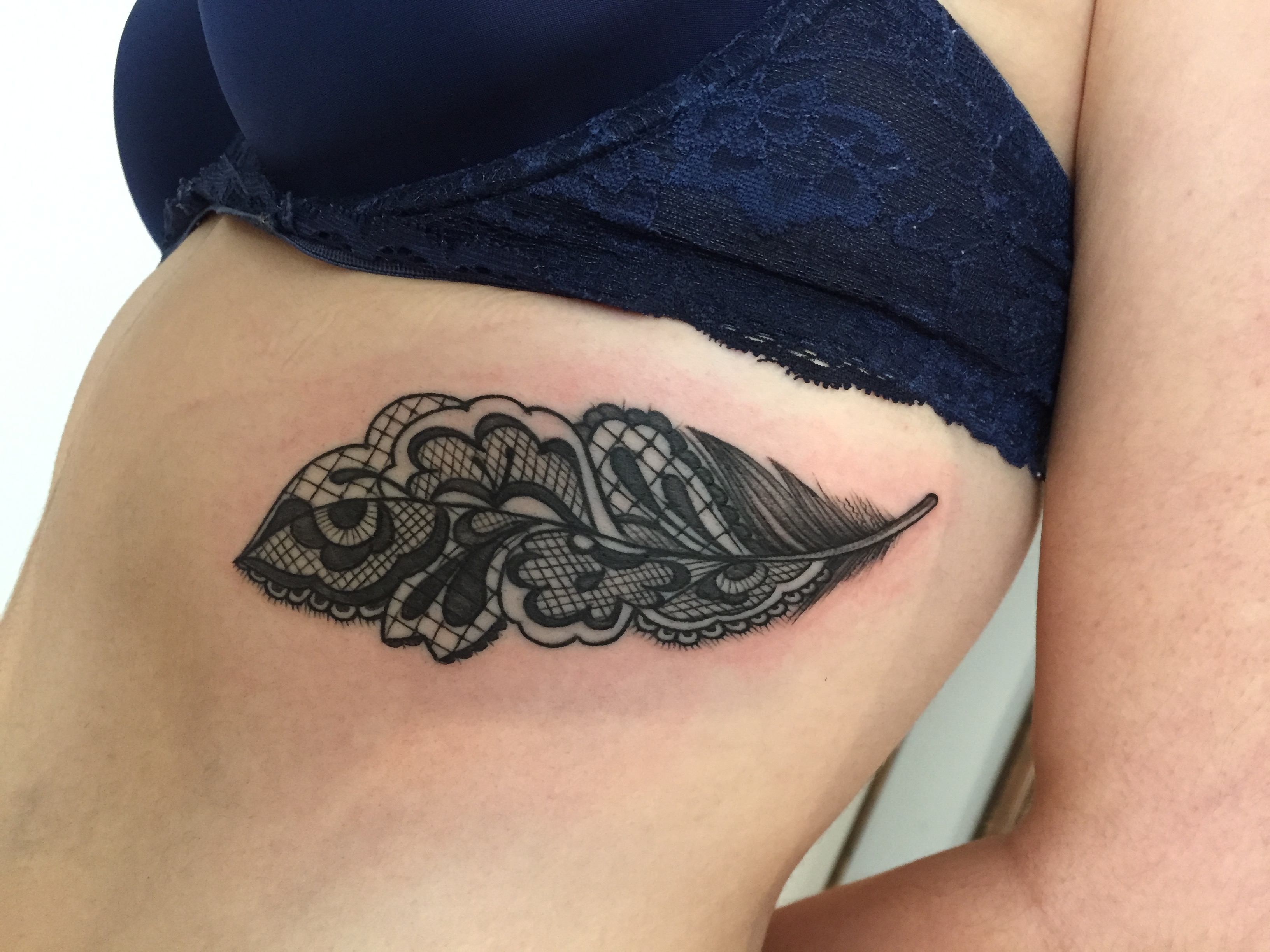 tatouage noeud flanc