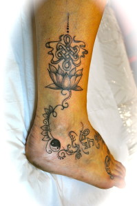 tatouage noeud infini tibétain