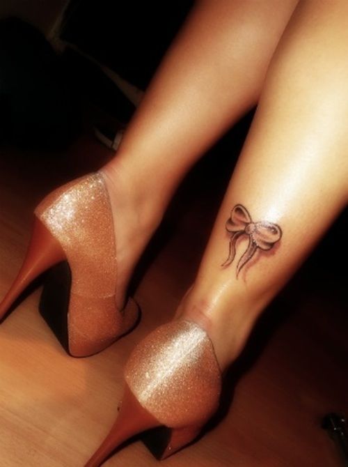 tatouage noeud papillon cheville