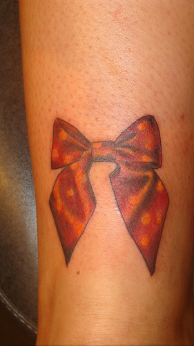 tatouage noeud rouge