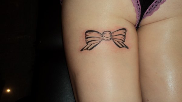tatouage noeud ruban cuisse