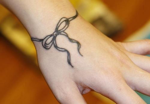 tatouage noeud simple