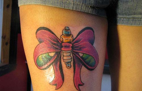 tatouage noeud sur la cuisse