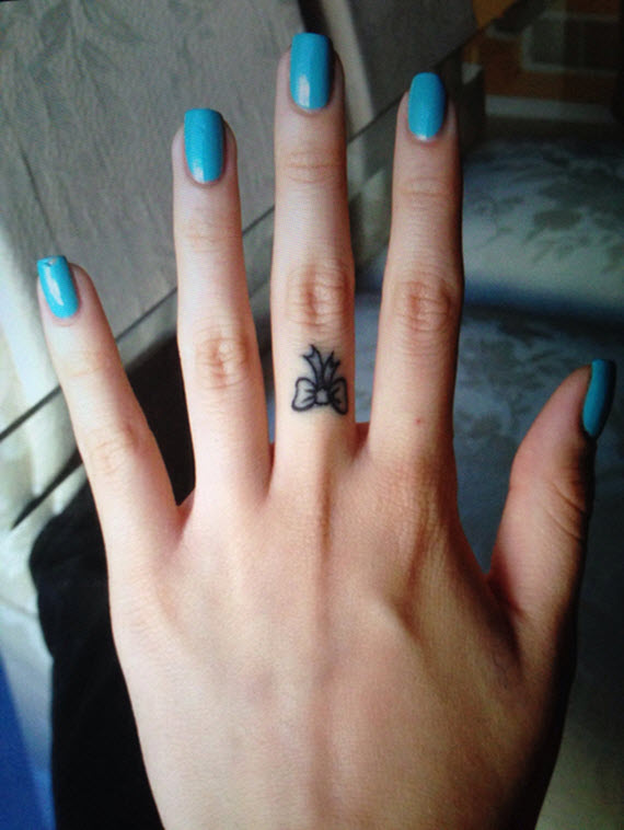 tatouage noeud sur le doigt