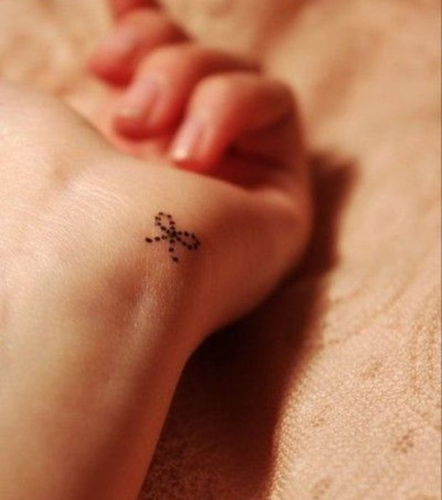 tatouage noeud sur le pied