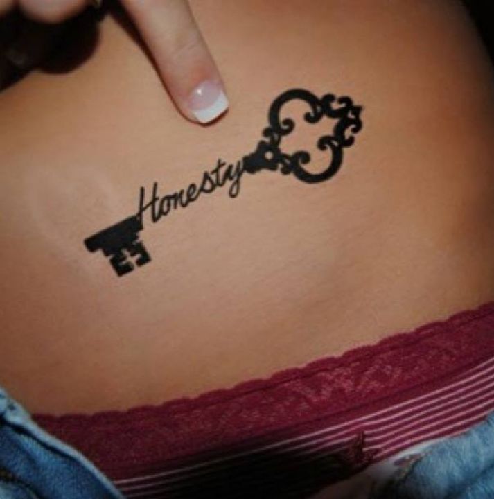 tatouage noeud ventre